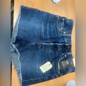 Levi’s Ribcage Shorts 
Size 26